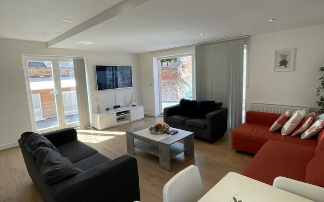 Impeccable 3-bed Apartment in London