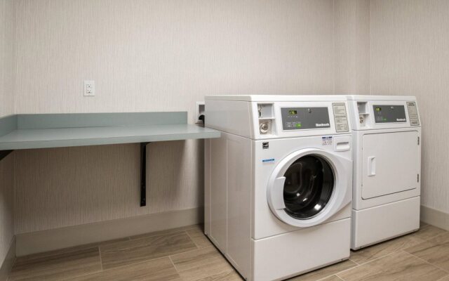 Holiday Inn Express & Suites Racine by IHG