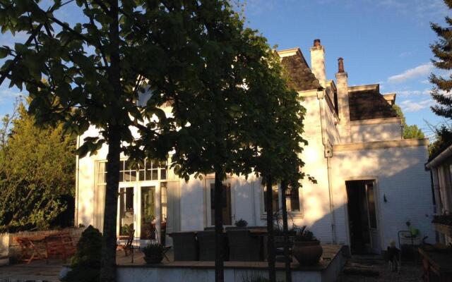 Tiny house in tuin van de statige villa Mariahof