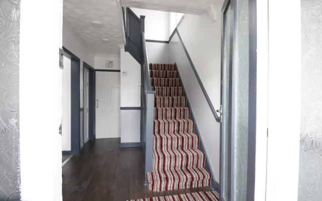 Lovely 4-bed House in Nottingham