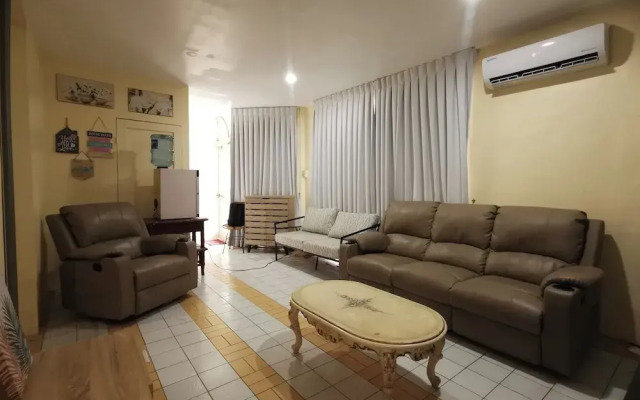 Resort’s Side Hostel near Shangrila
