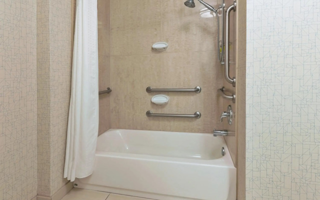 Holiday Inn Express & Suites Warminster - Horsham by IHG