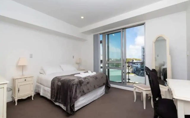 Spacious Home With Balcony - Free Carpark!