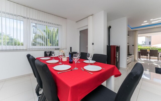Beautiful Home in Zaton With Wifi and 6 Bedrooms