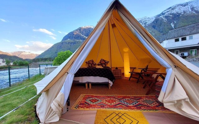 Eidfjord Riverside Apartments & Glamping