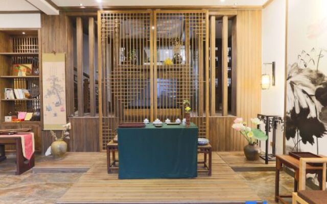 Wuyuan Fangzi Tea Homestay (Wuyuan High-speed Railway Station Xiangao Ancient City Branch)