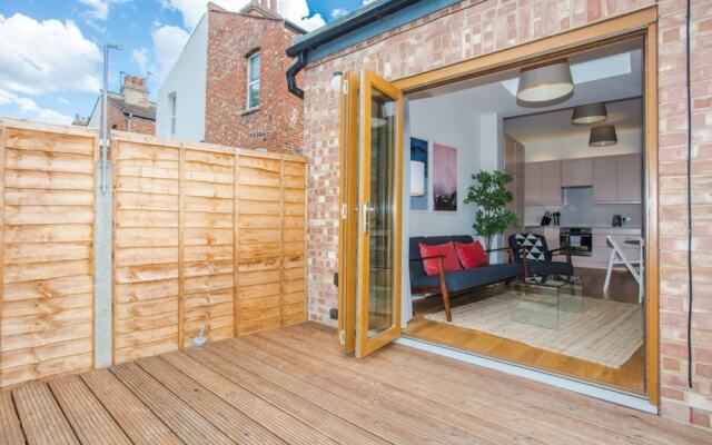 Stylish & Modern 3 Bed Flat in NW London With Garden