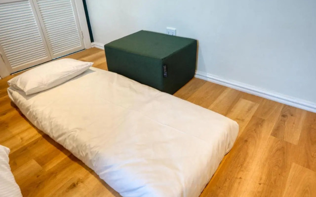 Hampton Collection - Stylish 3 Sleeper Apartment with Pool