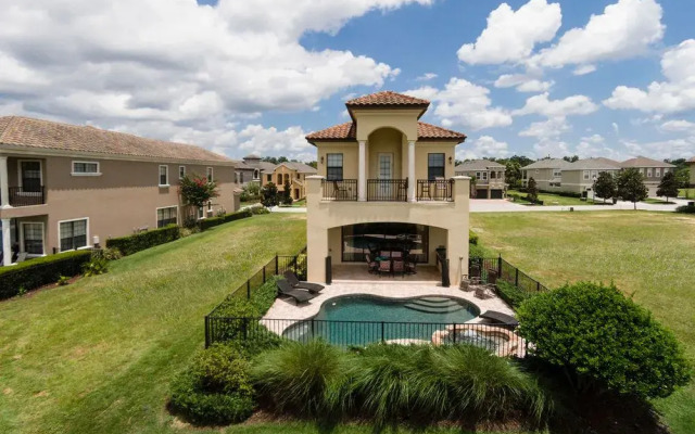 Panoramic Golf Course Views 5 Br home by RedAwning