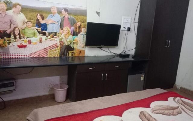 Yash Guest House 01 Minute Walk in Nizamuddin Railway Station