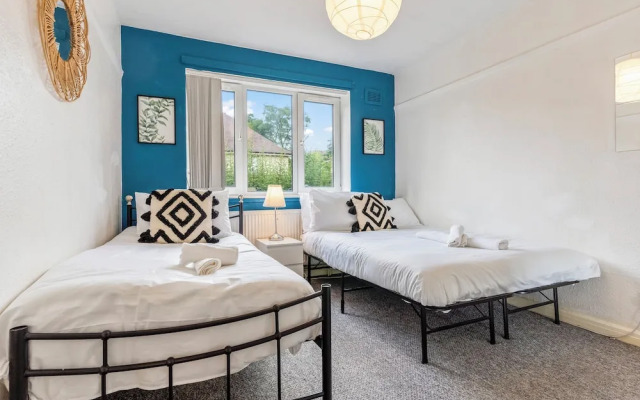 2 Bedroom Apartment - Parking, Wifi, Central