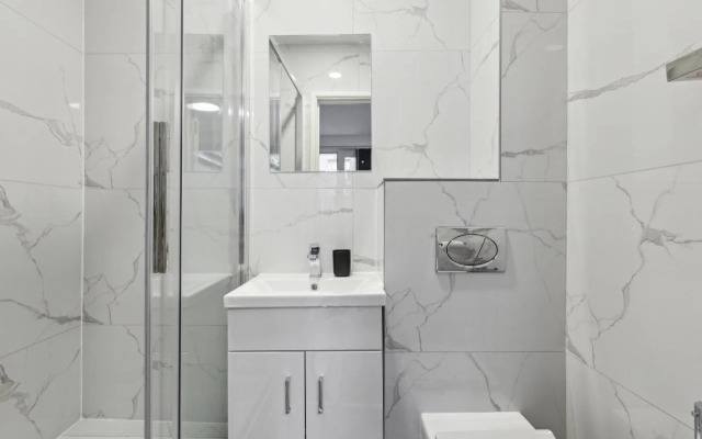 STH Sutherland Avenue Apartment