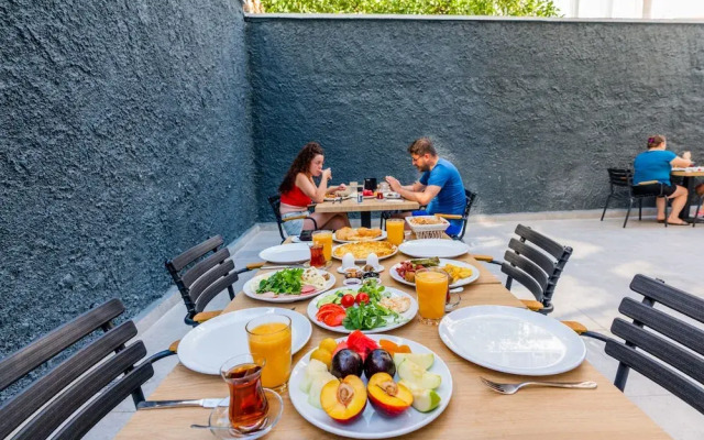 Leonis Hotel