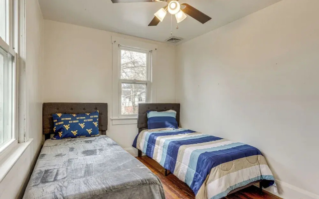 Near University Ave! Pet-friendly 3BR w/ Foosball!