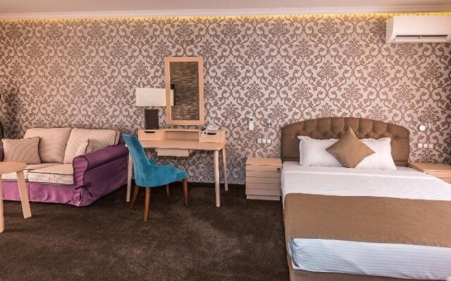 8 1/2 Art Guest House