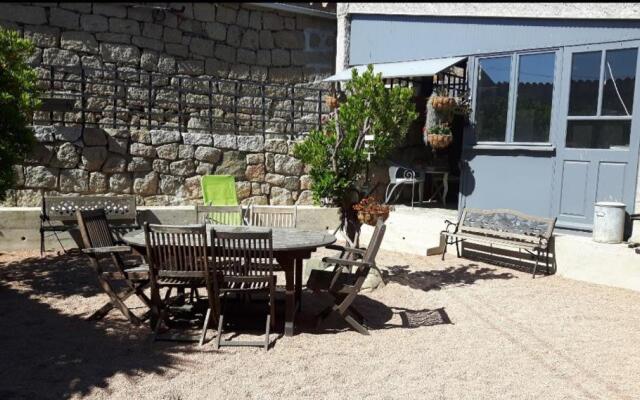 Chez Robert Et Sylvie (Adults Only)