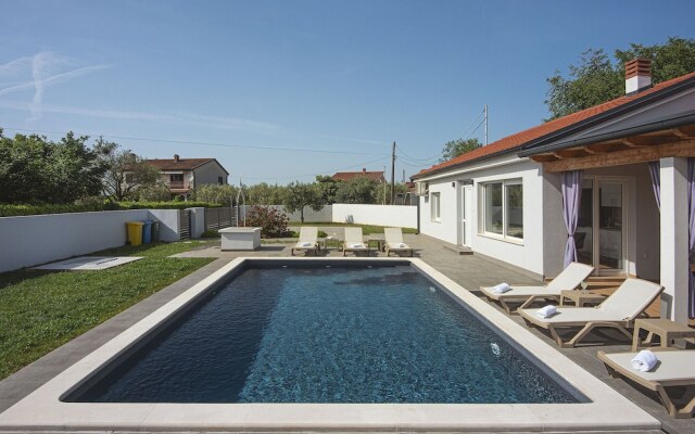 Spacious Holiday Home in Valbandon
