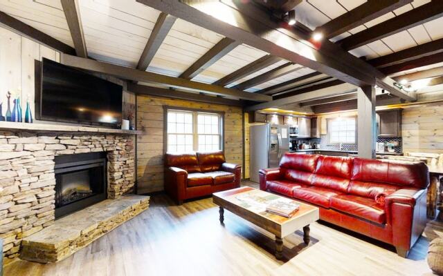 Bigfoots Hideaway 1 Bedroom Cabin by RedAwning