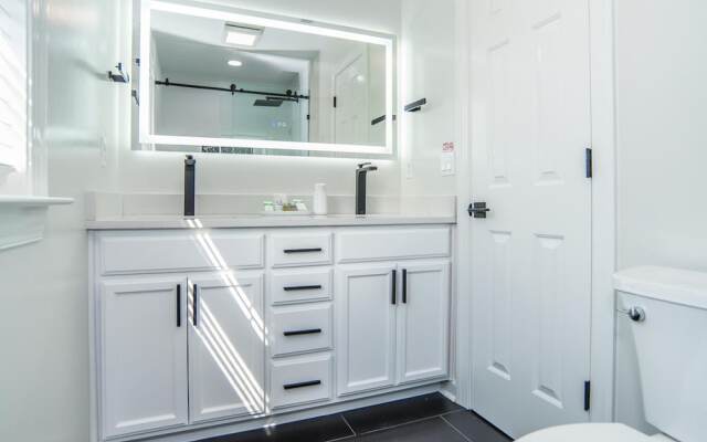 Luxury Three Bedroom Townhome Near Cary