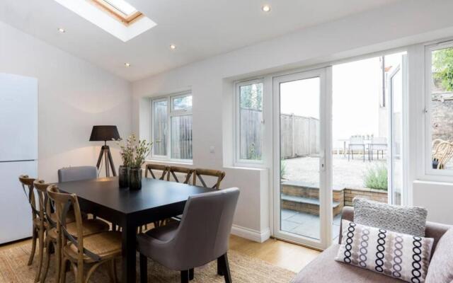 Amazing 4 Bed House wParking 2min walk to Station