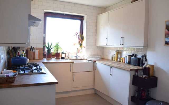 Bright Clapton 2 Bedroom Flat