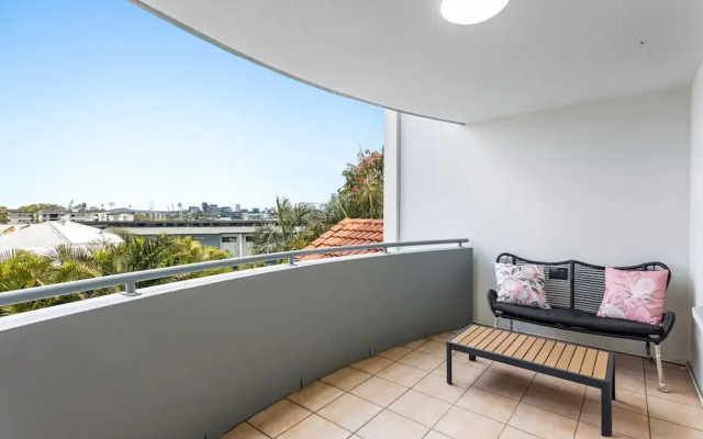 Albion Convenient Hideaway With Parking & Balcony