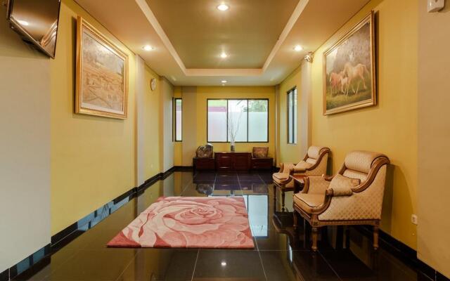 RedDoorz Plus near Dunia Fantasi Ancol
