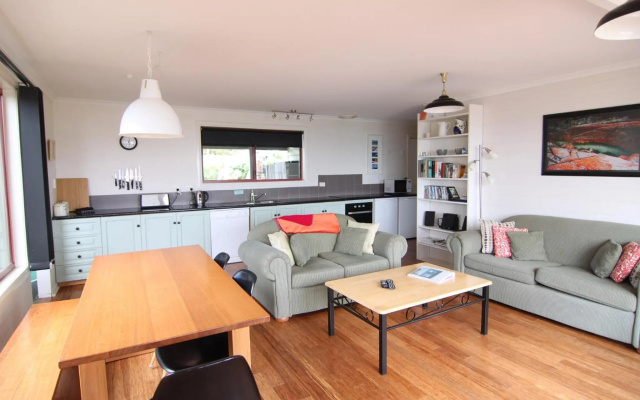 DOLPHIN LOOKOUT COTTAGE - amazing views of the Bay of Fires – Guest Rooms – Binalong Bay
