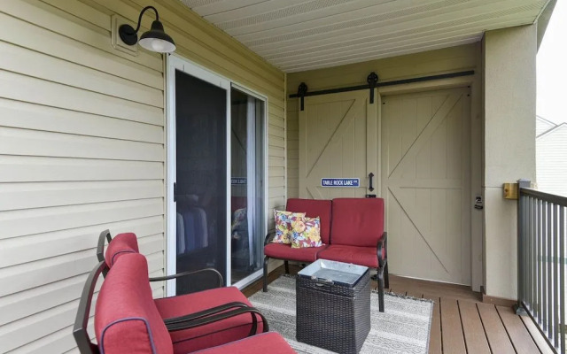 Table Rock Lookout Duo - Spacious Balcony