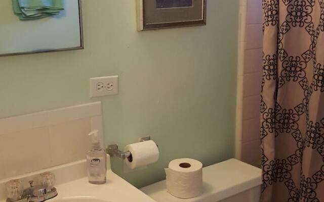 Renovated one bedroom 2 min to the beach