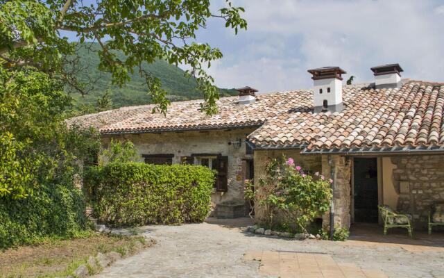 A total immersion in greenery and tranquillity.-Casale LUISA