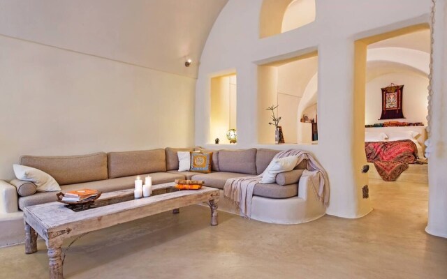 Real Santorini Cave House far From the Crowds