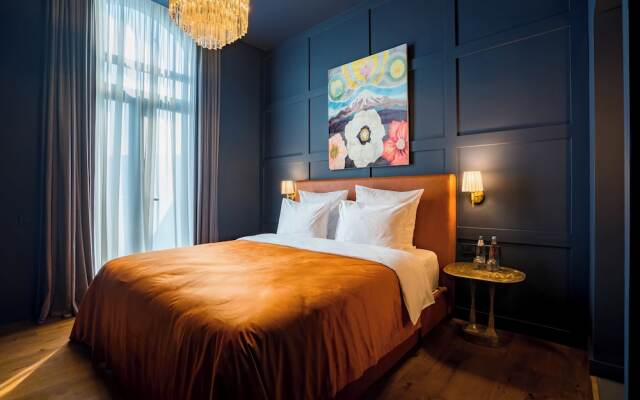 Zorba&Bond Hotel on the 8th