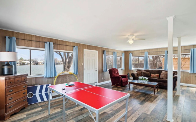 Lakefront Cabin + Guest House Near Granbury Square