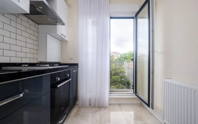 Modern and Central Flat With Balcony in Maltepe