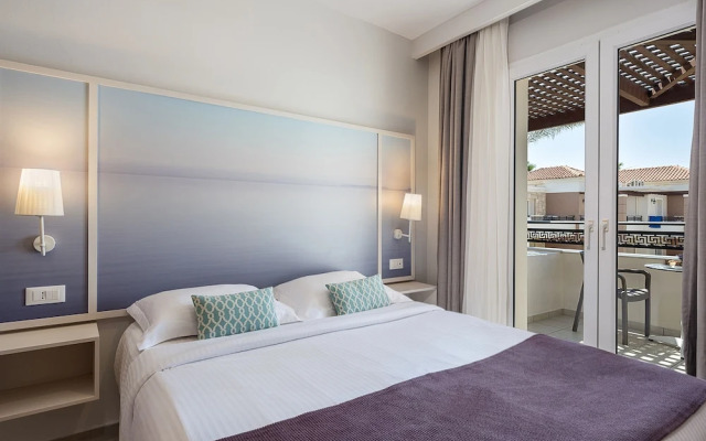 Отель Caldera Beach