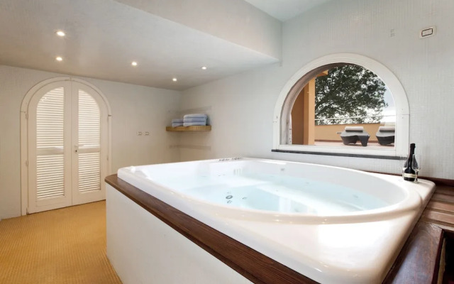 Exclusive Luxury Villa with Pool and Spa