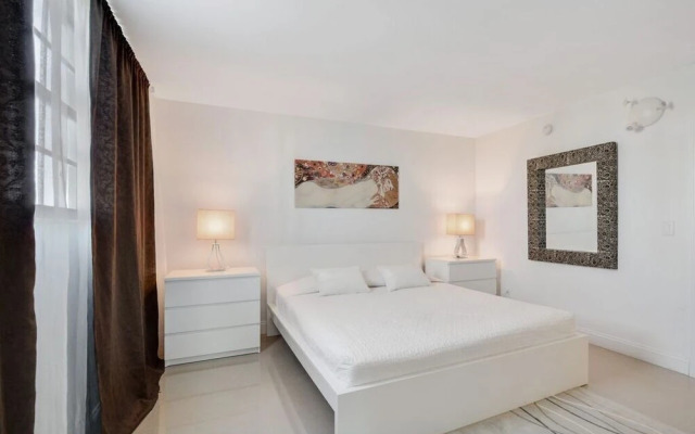 1 Bedroom +den Bay View Or620