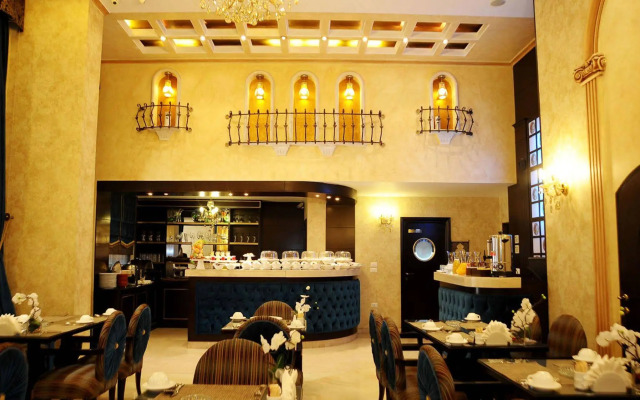 Queen's Suite Hotel