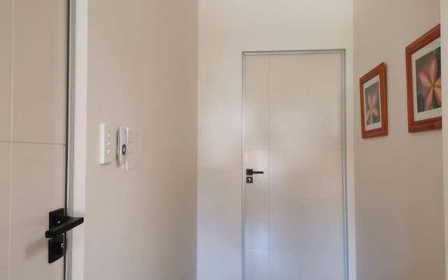 Serviced Waterfront Whole Villa Sydney