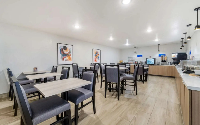 Coratel Inn & Suites by Jasper Park City - Wichita North