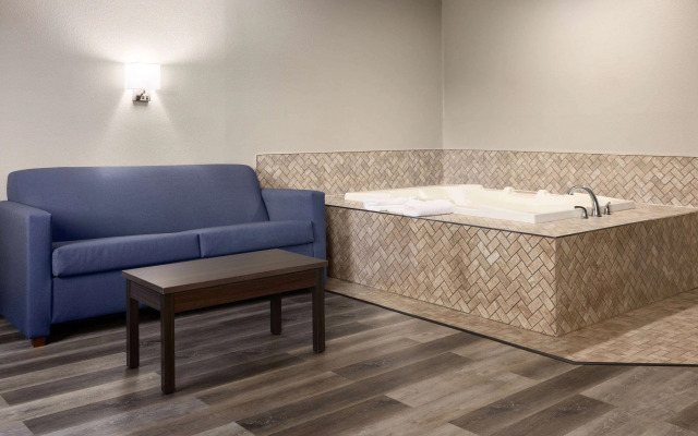 Super 8 by Wyndham Burnham/Lewistown