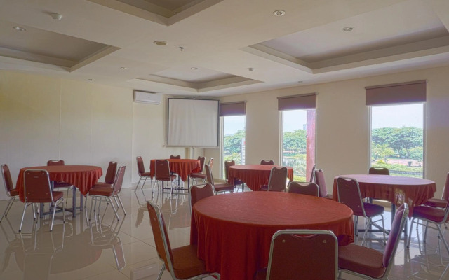 RedDoorz Plus At Grand Sayang Park Hotel Makassar