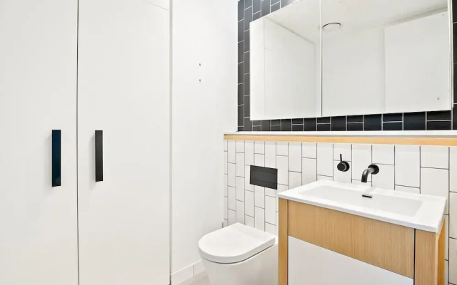 Bright 2-bed Retreat With Pool, Gym & Sauna Access