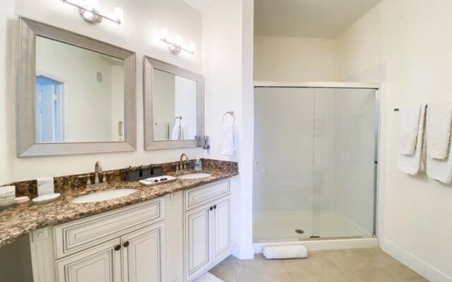 Penthouse Gem 3 Bedroom Condo by Redawning