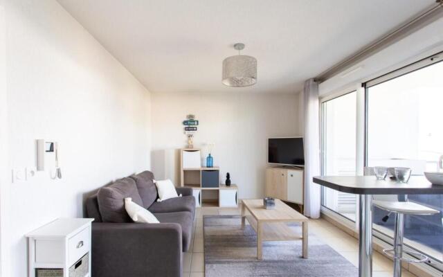 Air-conditioned studio with furnished terrace and parking