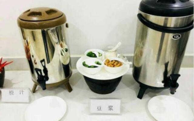 Qingpishu Hotel （Guilin West City Road,Walking street ）