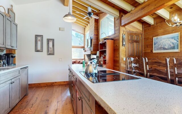 Rainbow Villas 1 Charming Boutique complex, Dual Master Suites, Forest Mountain Views by RedAwning