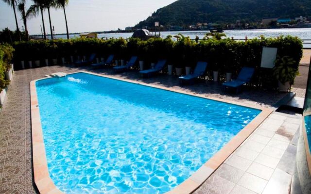 River Hotel