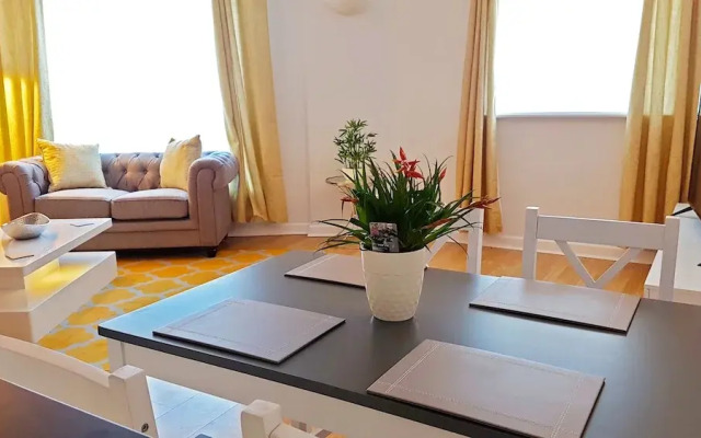 Spacious Bright and Modern Living